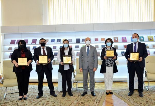 В Баку наградили победителей литературного конкурса (ФОТО)