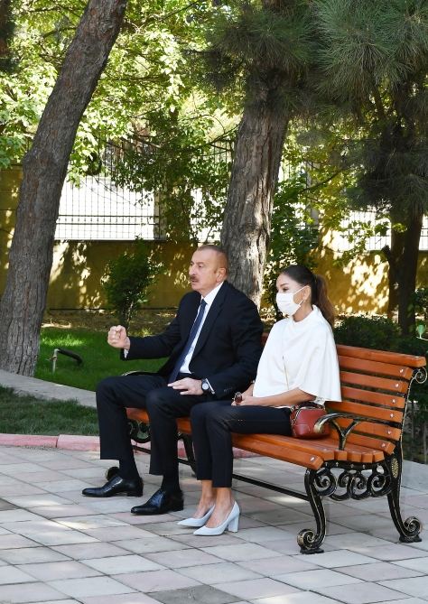 Президент Ильхам Алиев и Первая леди Мехрибан Алиева встретились с ранеными военнослужащими, лечащимися в Центральном военном клиническом госпитале минобороны (ФОТО)