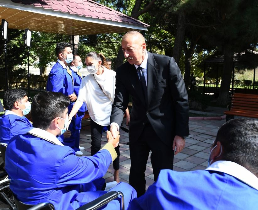 Президент Ильхам Алиев и Первая леди Мехрибан Алиева встретились с ранеными военнослужащими, лечащимися в Центральном военном клиническом госпитале минобороны (ФОТО)