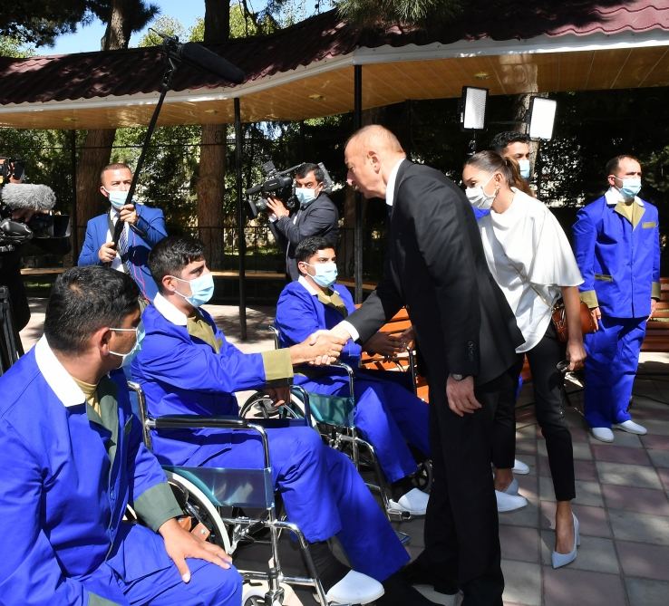 Azerbaijani president, first lady meet with wounded servicemen undergoing treatment at Central Military Clinical Hospital of Defense Ministry (PHOTO/VIDEO)