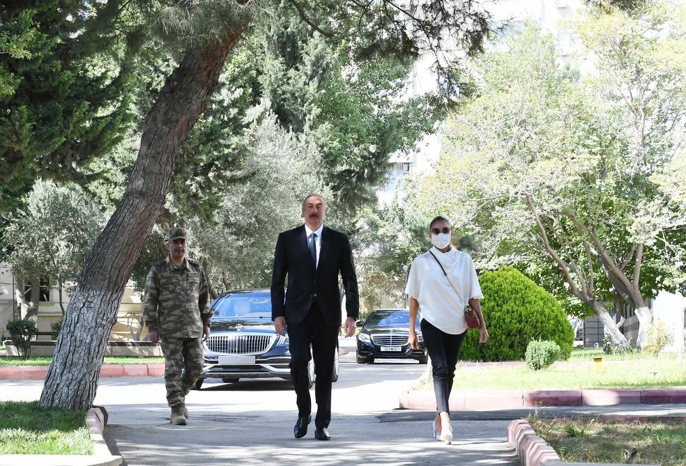 Президент Ильхам Алиев и Первая леди Мехрибан Алиева встретились с ранеными военнослужащими, лечащимися в Центральном военном клиническом госпитале минобороны (ФОТО) (версия 2)