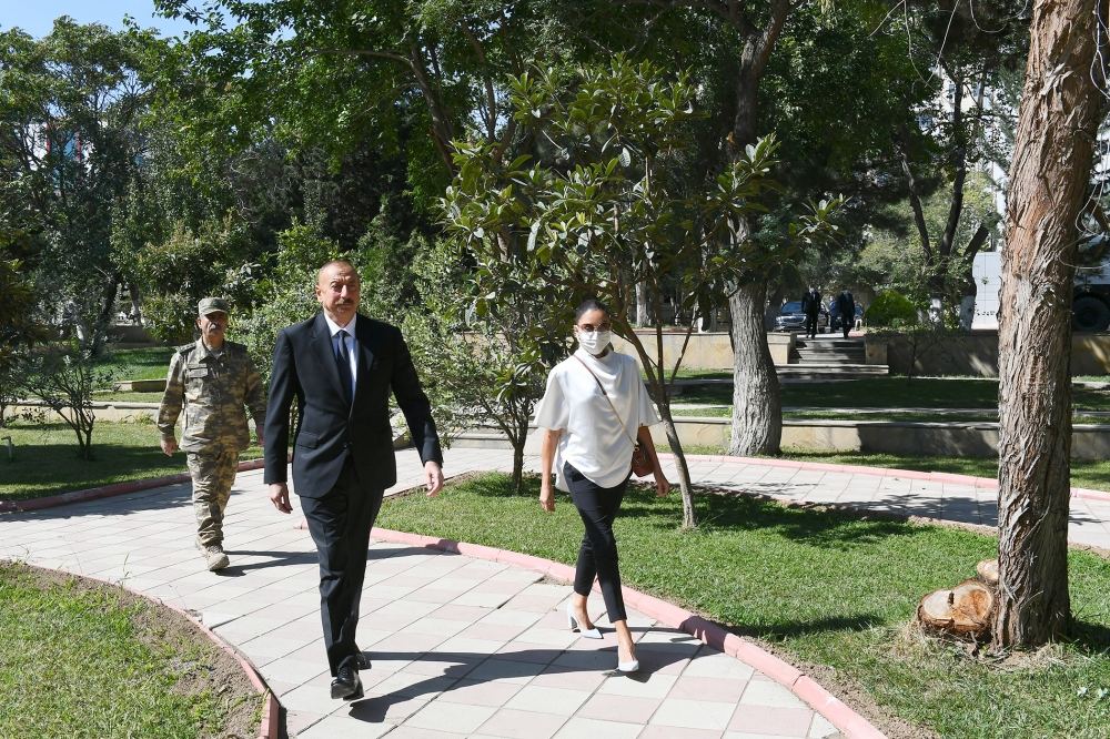 Azerbaijani president, first lady meet with wounded servicemen undergoing treatment at Central Military Clinical Hospital of Defense Ministry (PHOTO/VIDEO)