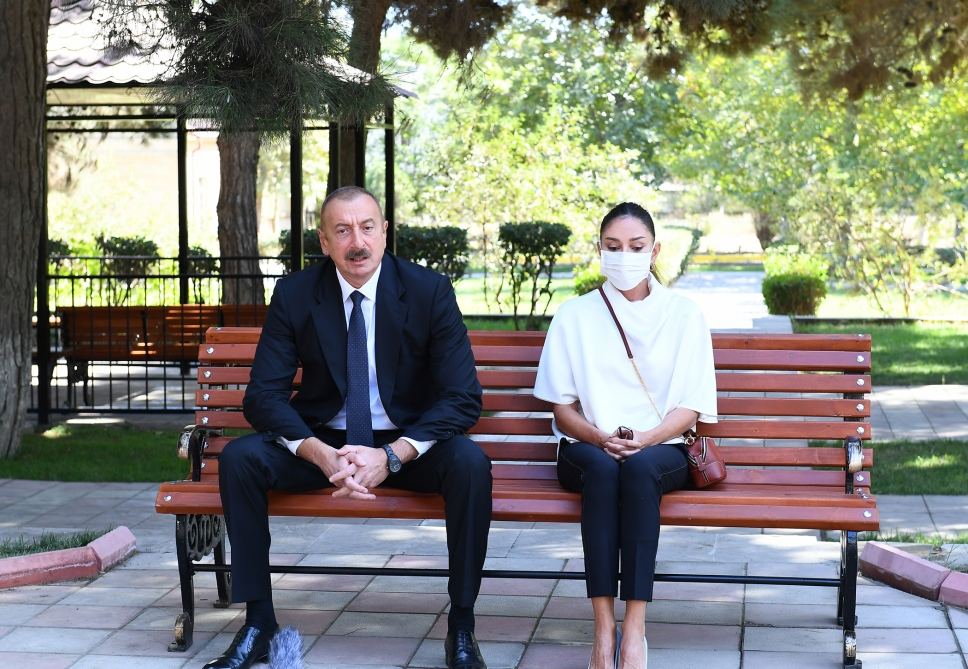 Президент Ильхам Алиев и Первая леди Мехрибан Алиева встретились с ранеными военнослужащими, лечащимися в Центральном военном клиническом госпитале минобороны (ФОТО) (версия 2)