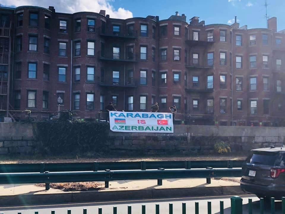 Bostonda “Qarabağ Azərbaycandır” plakatı asılıb (FOTO)