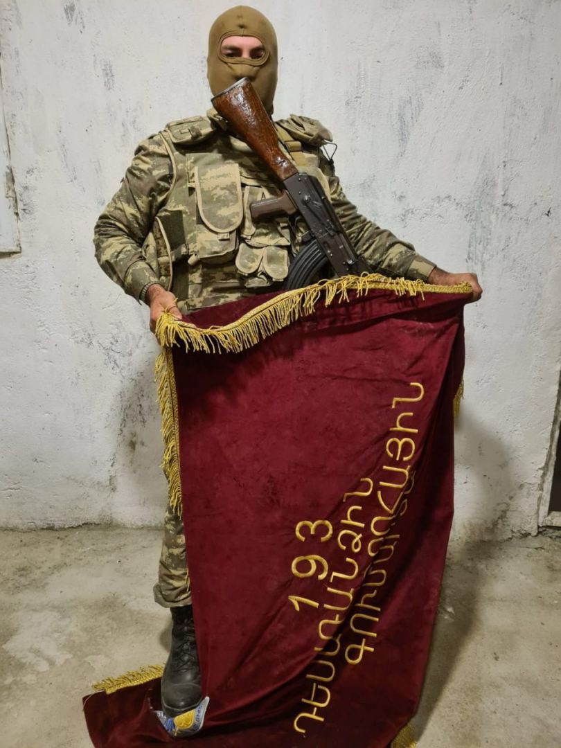 Азербайджанская армия захватила боевое знамя армянского батальона (ФОТО)