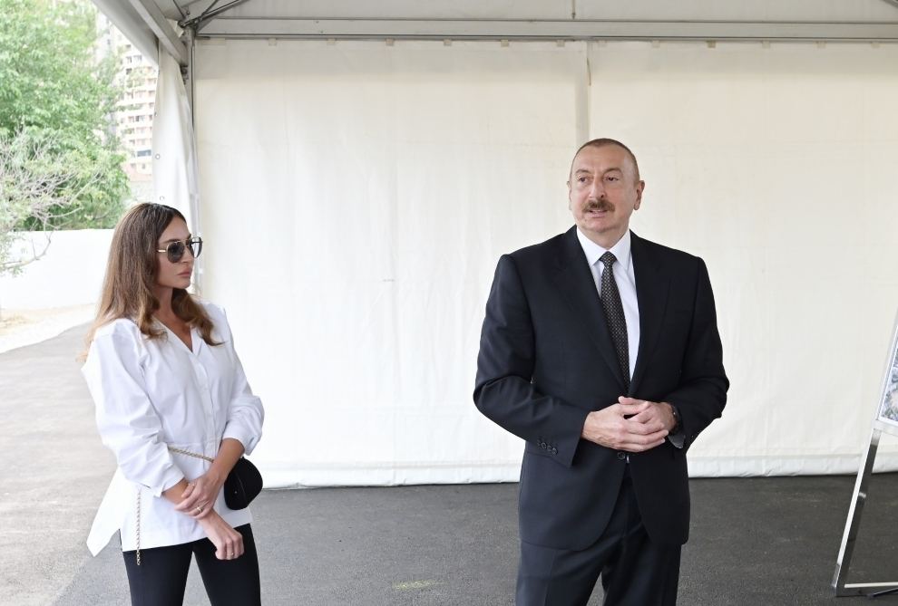 Президент Ильхам Алиев и Первая леди Мехрибан Алиева приняли участие в открытии вывесок на пересечении улиц Гейдара Алиева и 8 Ноября в Шуше