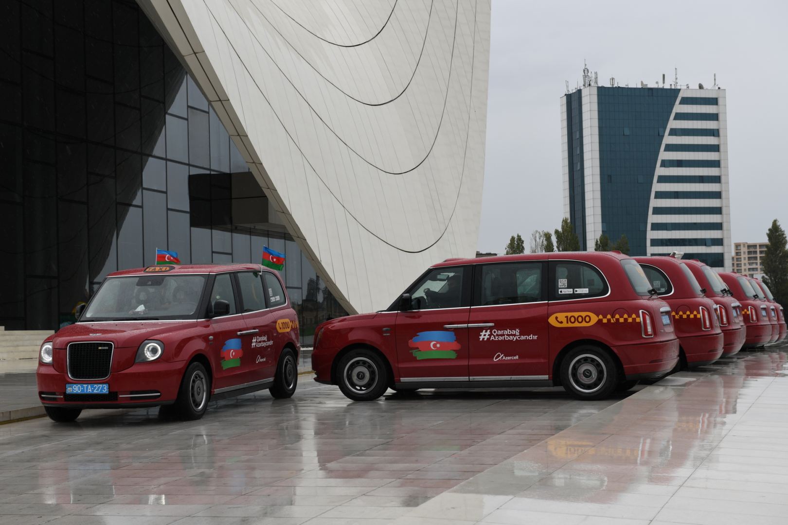 “Baku Taksi” avtomobillərini Azərbaycan bayrağı ilə bəzədi (FOTO)