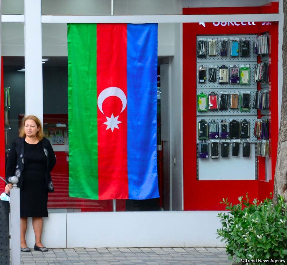 Bakı üçrəngli bayrağa bürünüb (FOTO)