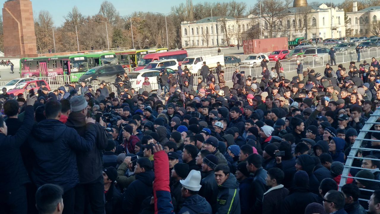 В результате митингов в Кыргызстане пострадали 590 человек