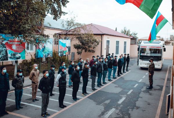 В Азербайджане начата отправка призывников на срочную военную службу