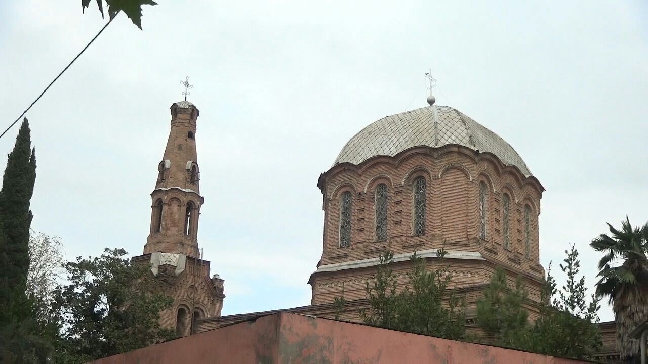 В результате армянского обстрела Гянджи пострадала и старинная православная церковь
