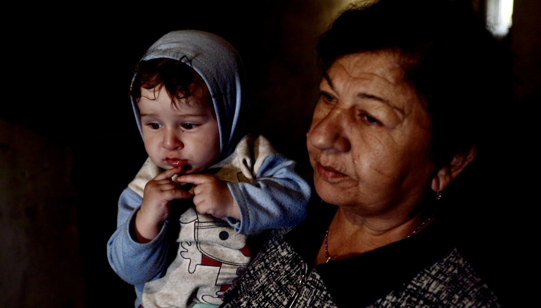 Попавшие под армянский обстрел в Тертере шестимесячный Фариз с бабушкой - корреспондент BBС (ФОТО) - Gallery Image