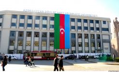 Баку украшен трехцветным флагом Азербайджана (ФОТОСЕССИЯ)