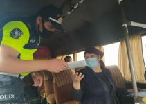 Cəlilabad polisi sürücü və sərnişinlərə tibbi maskalar paylandı (FOTO)