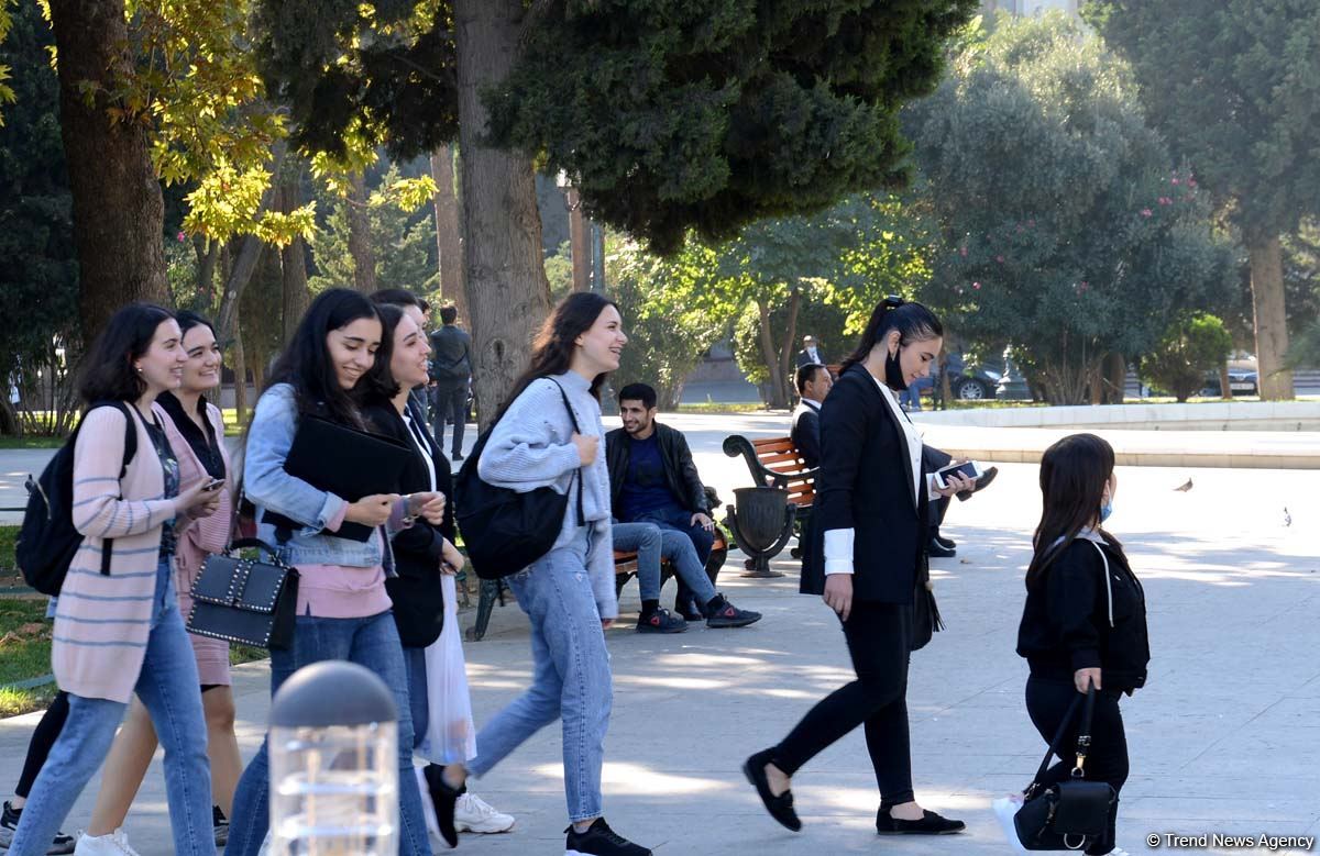 Koronavirusa yoluxma niyə artır? - Maska yaddan çıxıb, sosial məsafə gözlənilmir (FOTOREPORTAJ) - Gallery Image