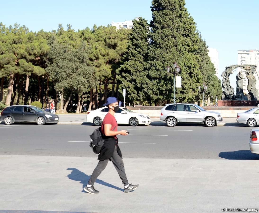 Koronavirusa yoluxma niyə artır? - Maska yaddan çıxıb, sosial məsafə gözlənilmir (FOTOREPORTAJ) - Gallery Image