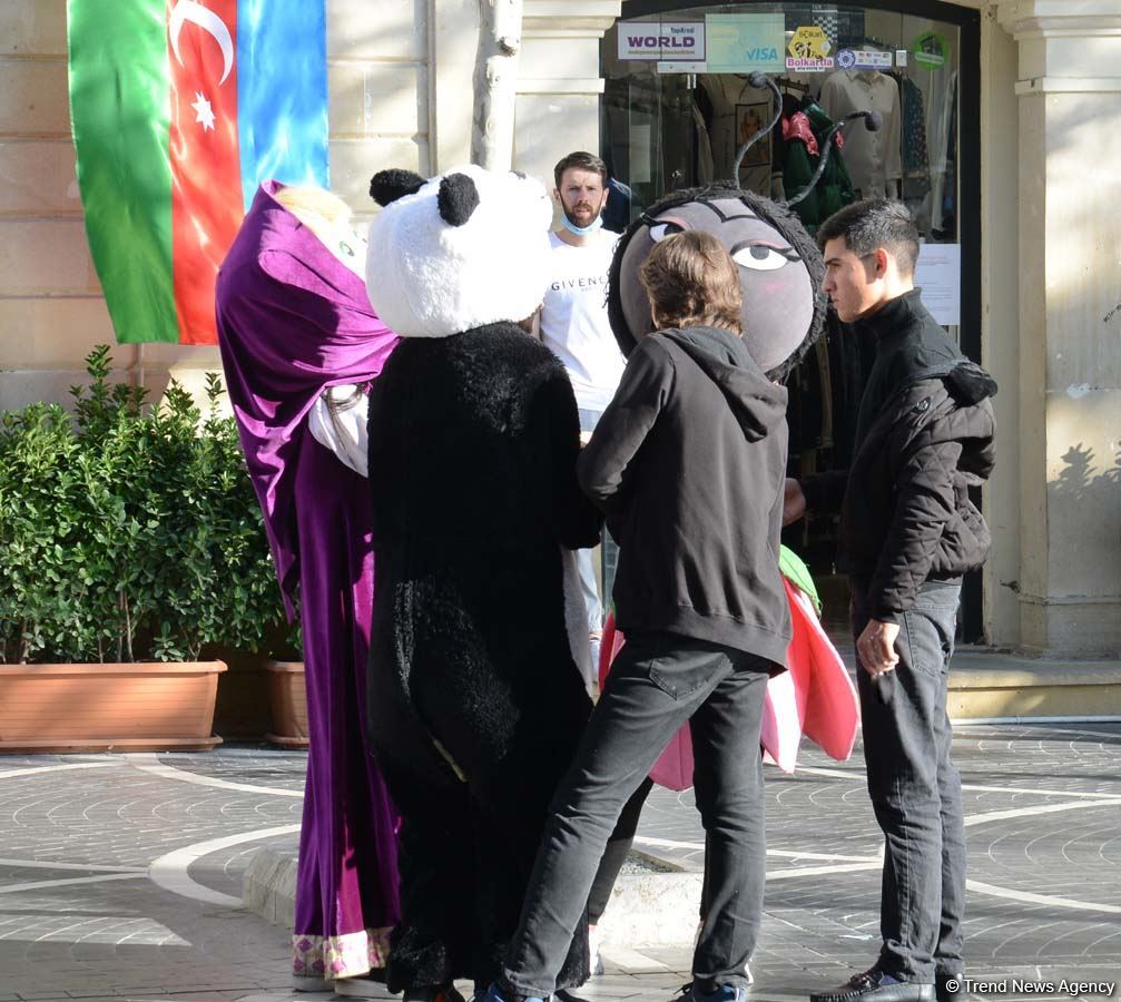 Koronavirusa yoluxma niyə artır? - Maska yaddan çıxıb, sosial məsafə gözlənilmir (FOTOREPORTAJ) - Gallery Image