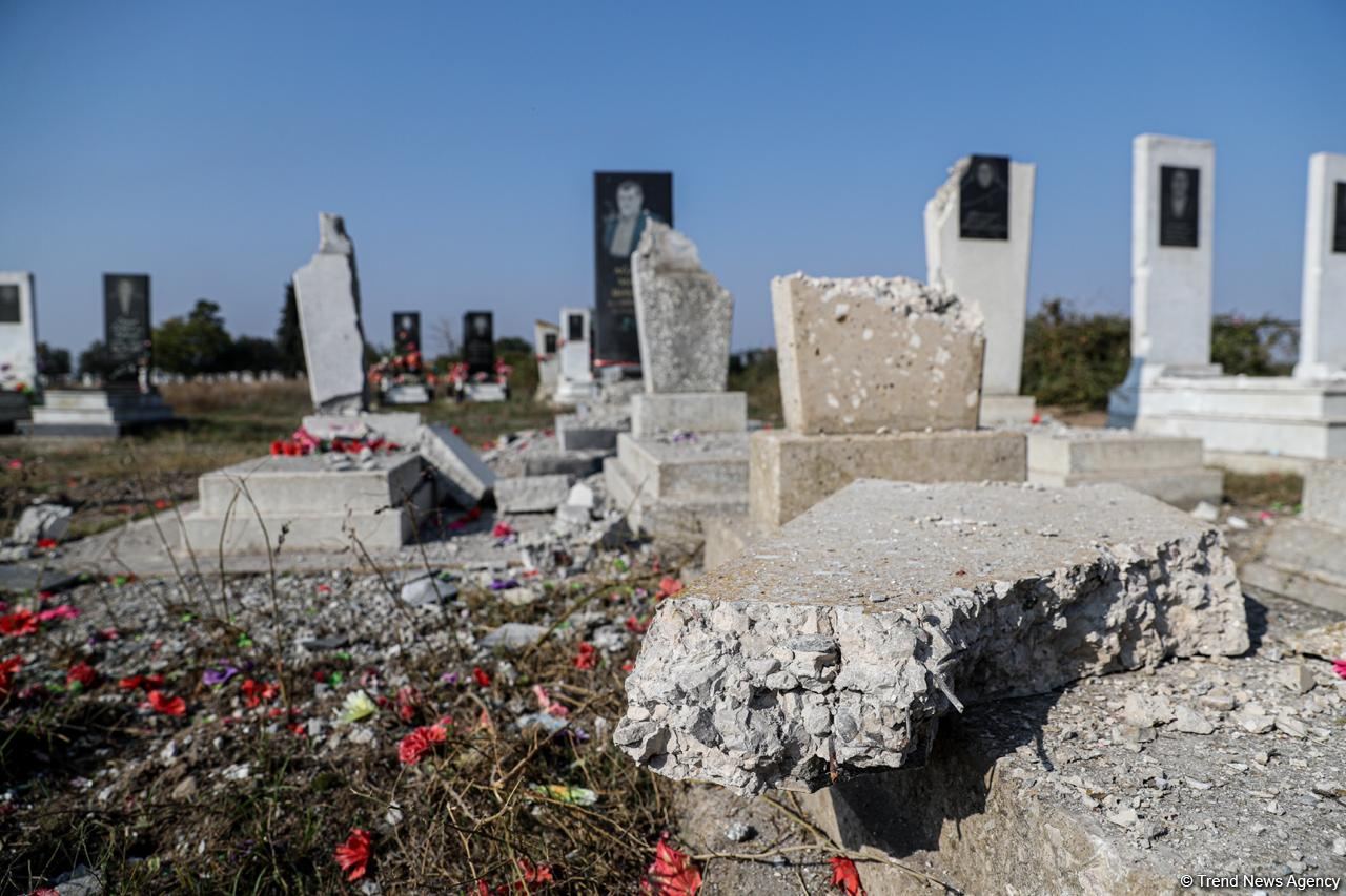 ВС Армении подвергли умышленному обстрелу кладбище в Агдаме (ФОТО)