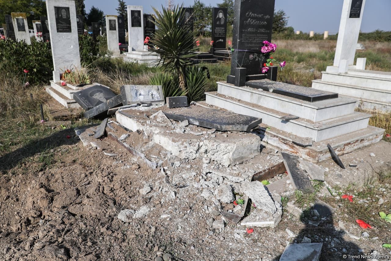 ВС Армении подвергли умышленному обстрелу кладбище в Агдаме (ФОТО)