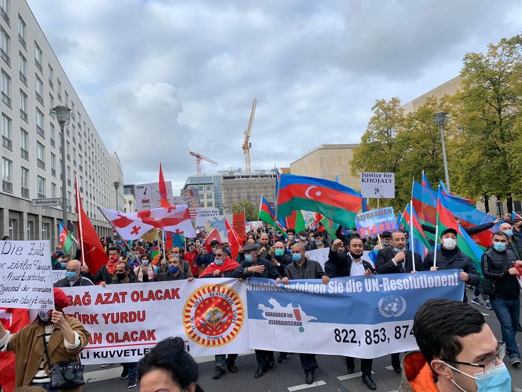 Азербайджанцы Германии провели акцию в знак протеста против очередного ракетного обстрела Гянджи (ФОТО)