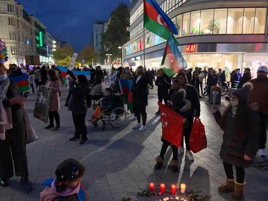 Hannover azərbaycanlıları Gəncə terrorunda həlak olanların xatirəsini yad edib (FOTO)