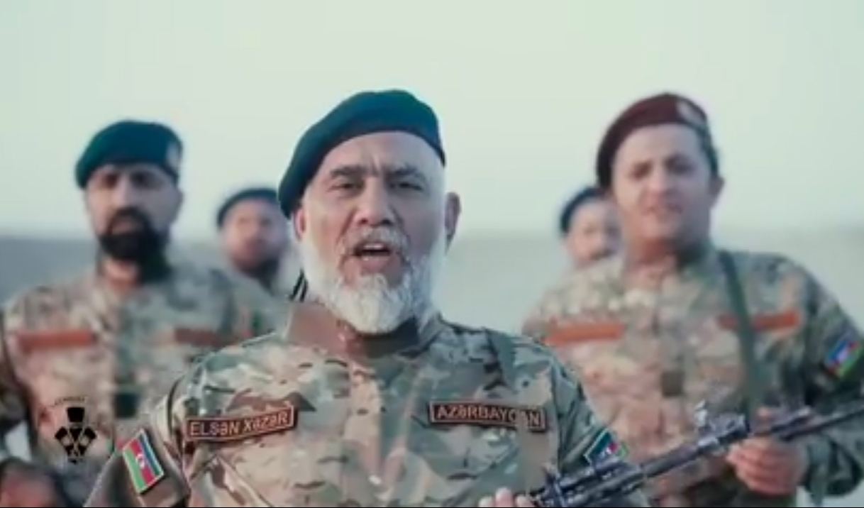 Азербайджанские исполнители мейханы в военной форме и с автоматами (ВИДЕО)