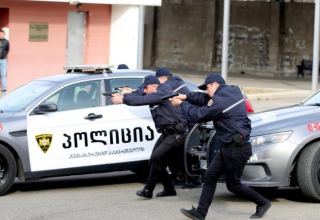 Gürcüstanda silahlı şəxs bankda bir neçə nəfəri girov götürüb