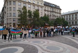 В Будапеште прошла акция протеста против армянского террора в Гяндже (ФОТО)
