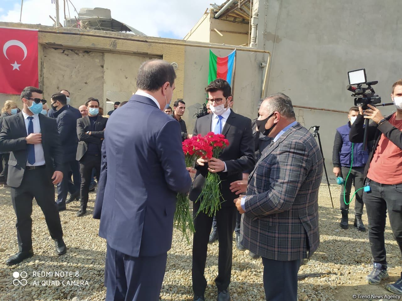 Israel's ambassador to Azerbaijan visits Ganja, witnesses damages following Armenia's attack (PHOTO)