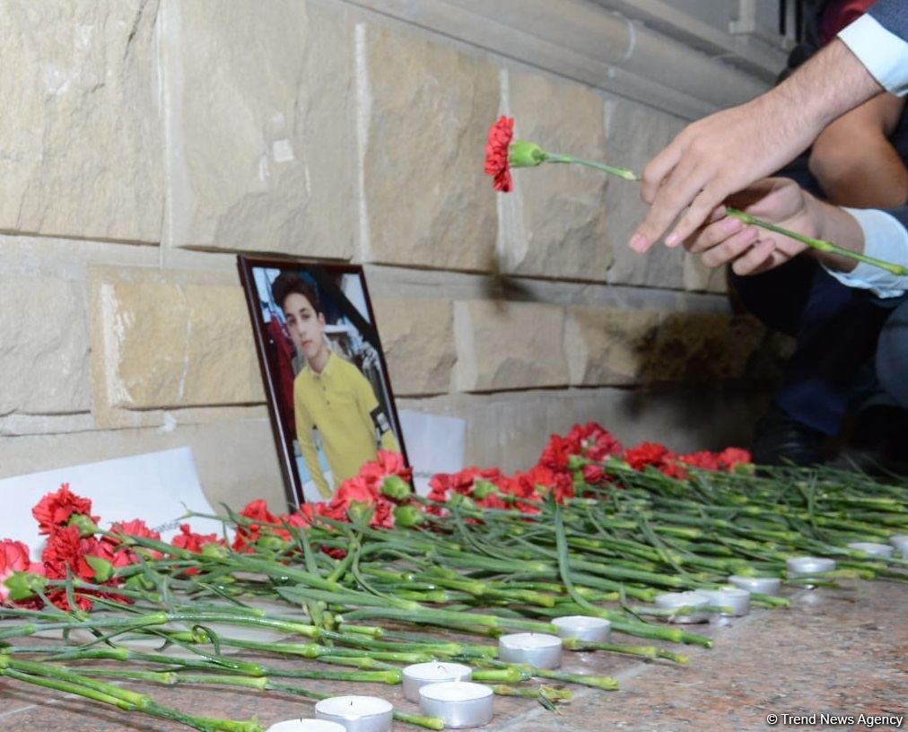 Teenagers honor memory of Russian citizen who died as result of Ganja shelling by Armenian Armed Forces (PHOTO)