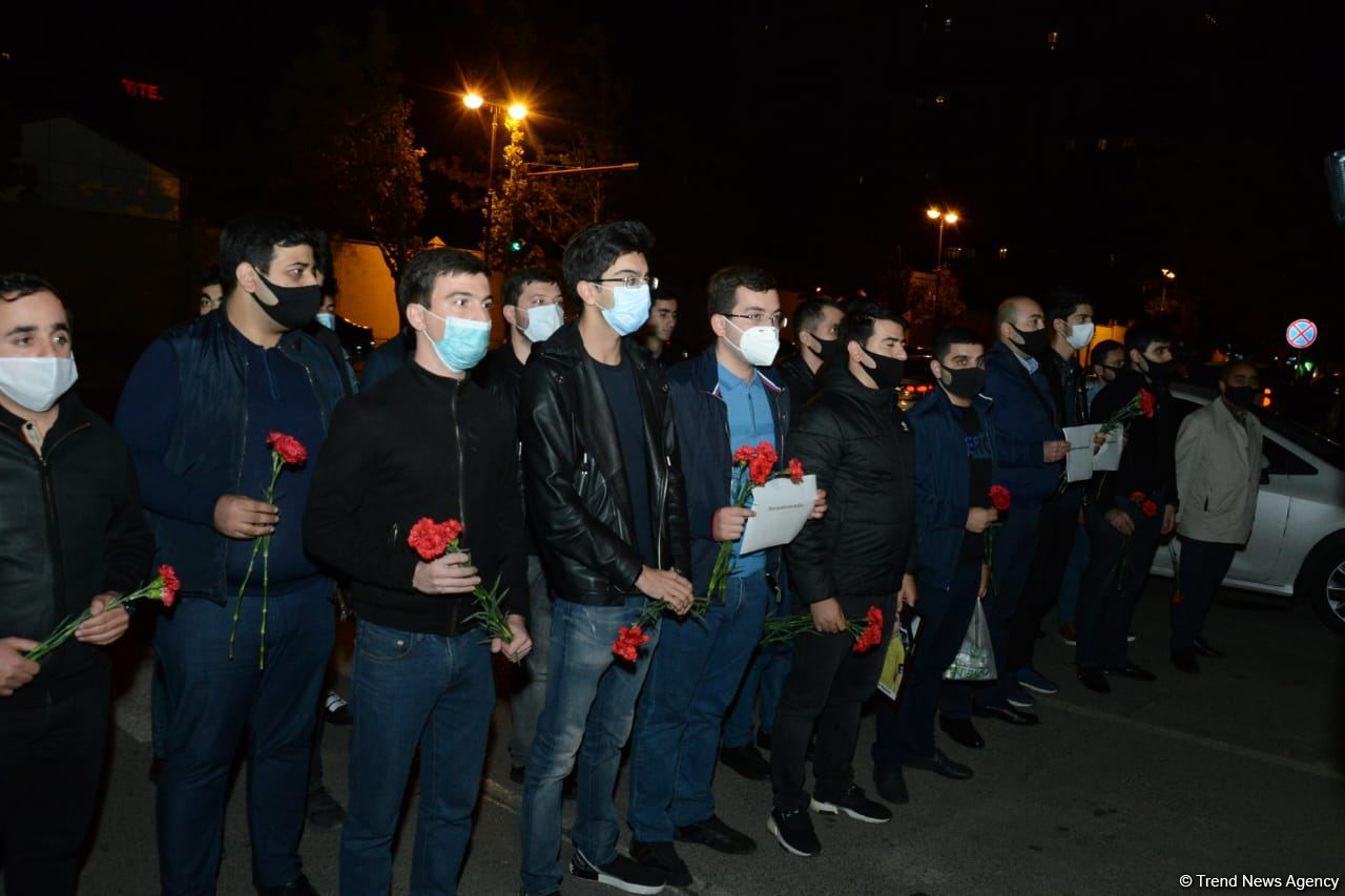 Teenagers honor memory of Russian citizen who died as result of Ganja shelling by Armenian Armed Forces (PHOTO)