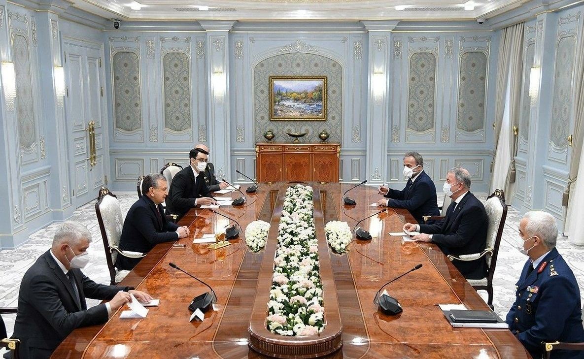 Президент Узбекистана принял министра нацобороны Турции