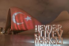 Центр Гейдара Алиева окрасился в цвета флага Турции (ФОТО/ВИДЕО)