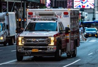 В Нью-Йорке такси врезалось в здание, как минимум шестеро пострадали