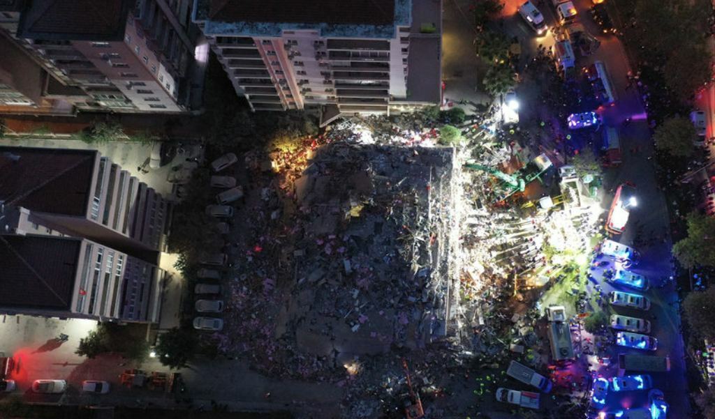 В Измире из-под завалов спасены еще 100 человек