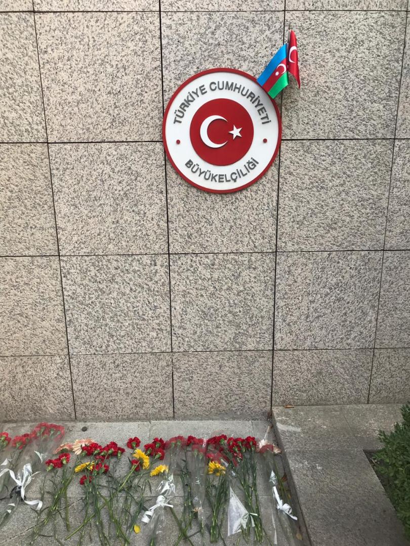 В Баку чтят память жертв землетрясения в Измире (ВИДЕО,ФОТО)