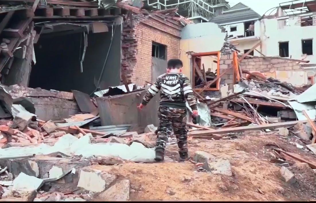 Азербайджанский ребенок ищет на развалинах дома родителей:  Очень скучаю по маме и папе … (ВИДЕО)