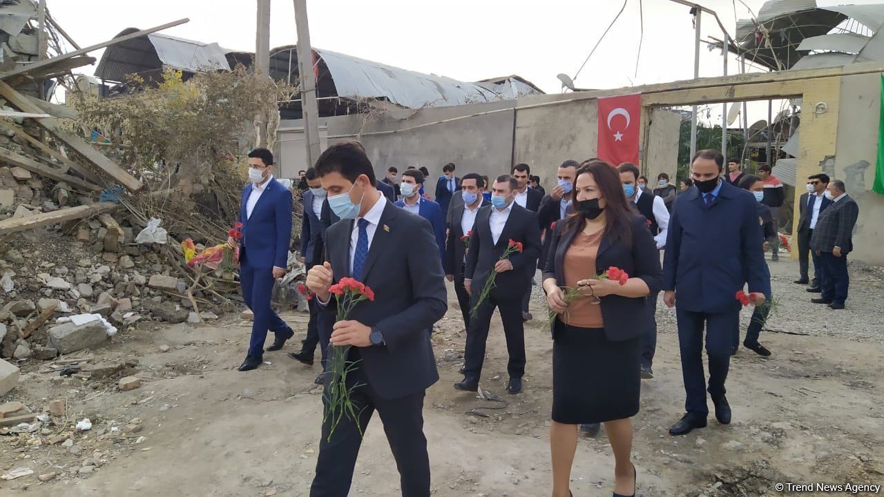 Türkiyə Gənclər Fondunun nümayəndə heyəti Gəncdə erməni terroru olan əraziyə baş çəkdi (FOTO)