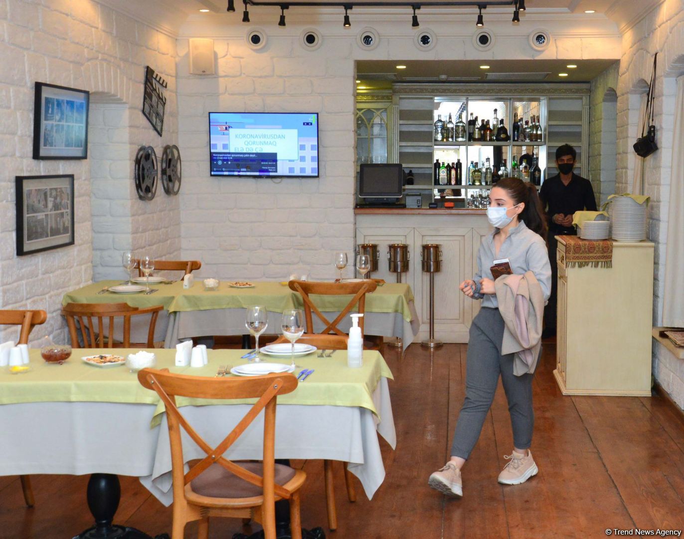 Paytaxt restoranları sanitar-epidemioloji qaydalara necə riayət edir (FOTOREPORTAJ) - Gallery Image