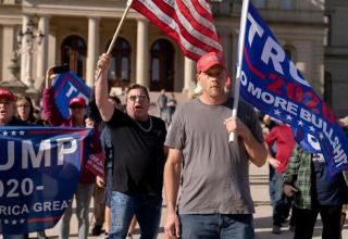 Сторонники Трампа протестуют после прогнозов о победе Байдена на выборах