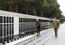 Президент Азербайджана Ильхам Алиев и Первая леди Мехрибан Алиева посетили Аллею почетного захоронения и Шехидляр хиябаны (ФОТО/ВИДЕО)