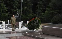 President Ilham Aliyev, first lady Mehriban Aliyeva visited Alley of Honors and Alley of Martyrs (PHOTO/VIDEO)