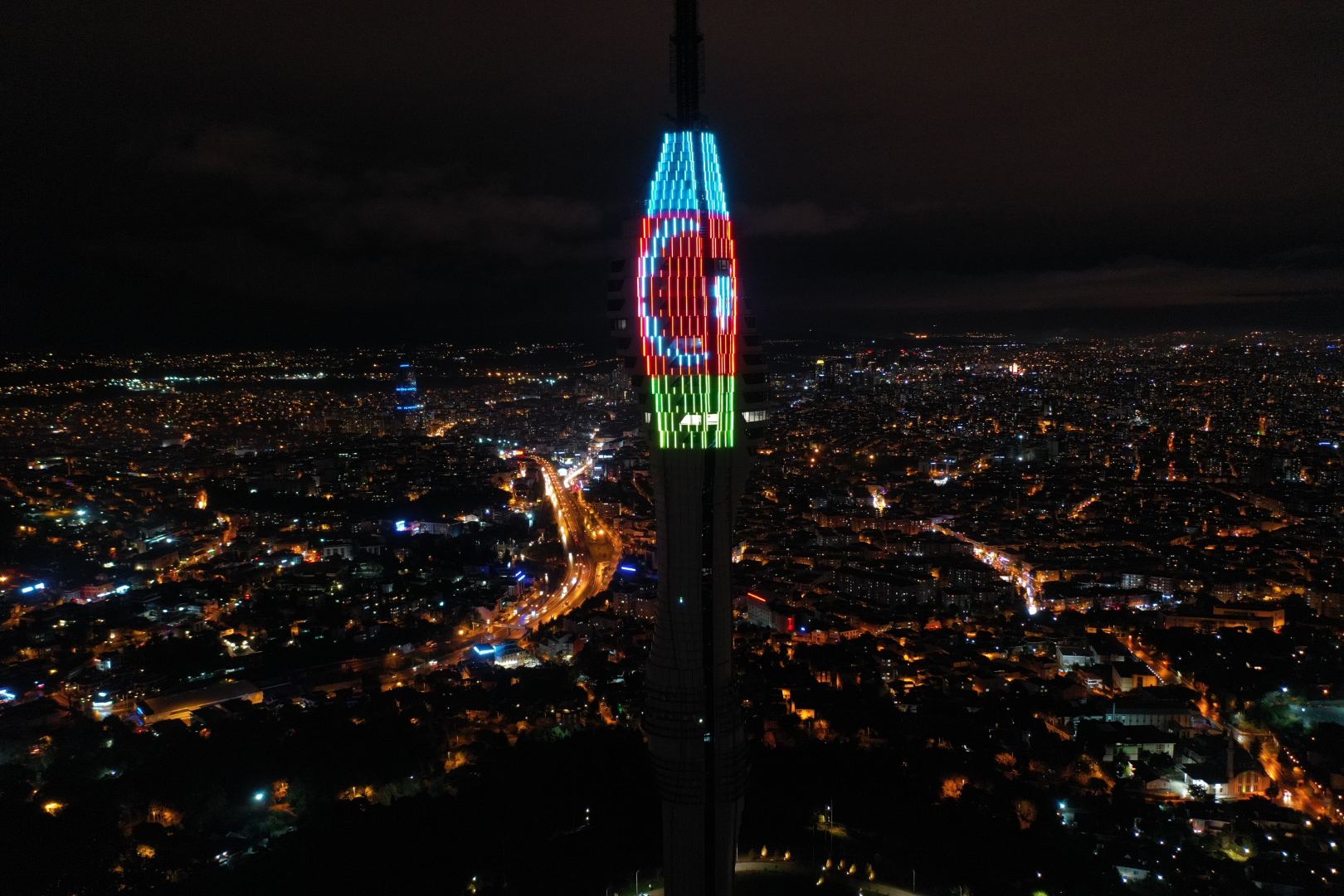 Башню Чамлыджа  в Стамбуле подсветили  цветами флагов Азербайджана и Турции (ФОТО/ВИДЕО)