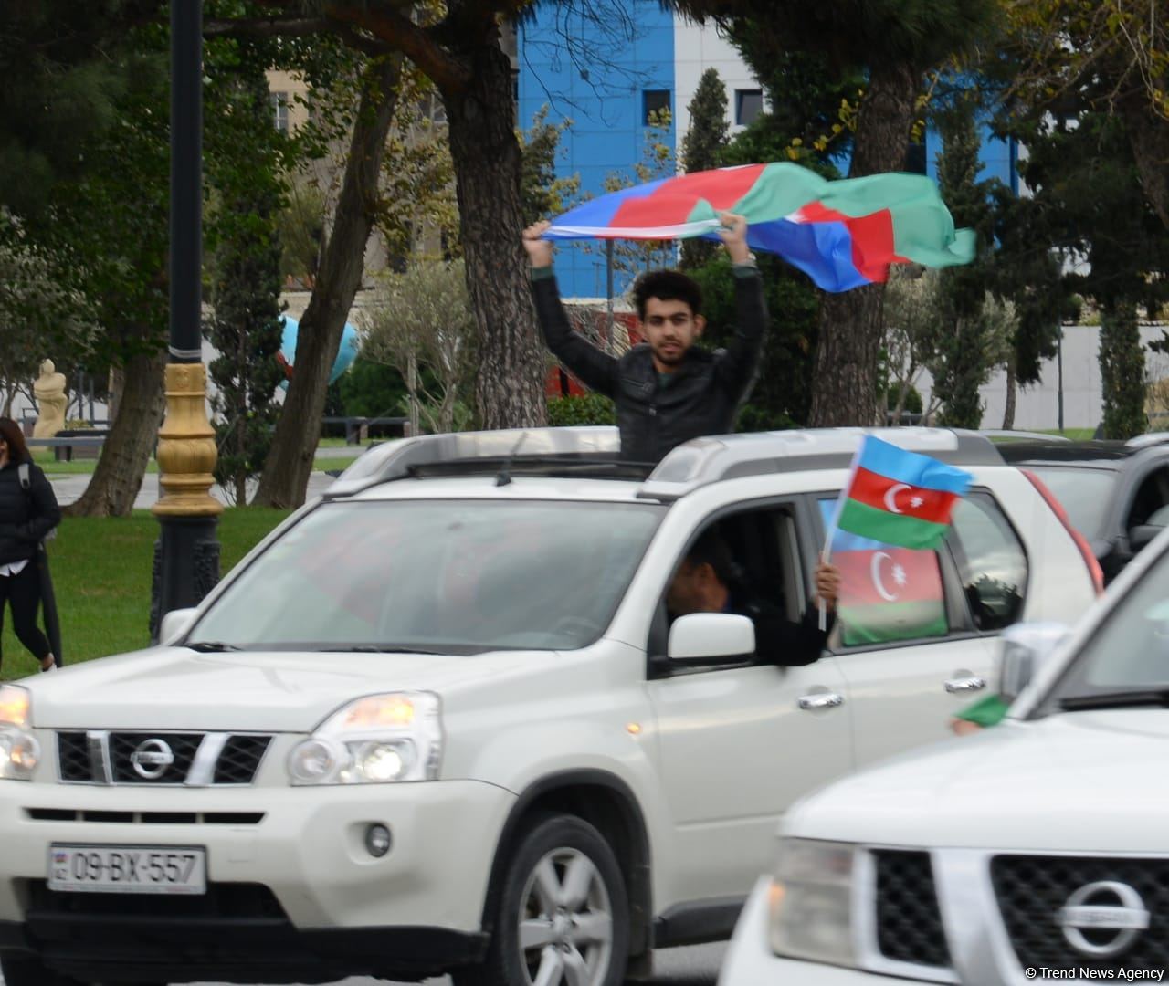 Bakıda Qələbə sevinci: Xalqımız Şuşanın azad olunmasını böyük coşqu ilə qeyd edir (FOTO/VİDEO)