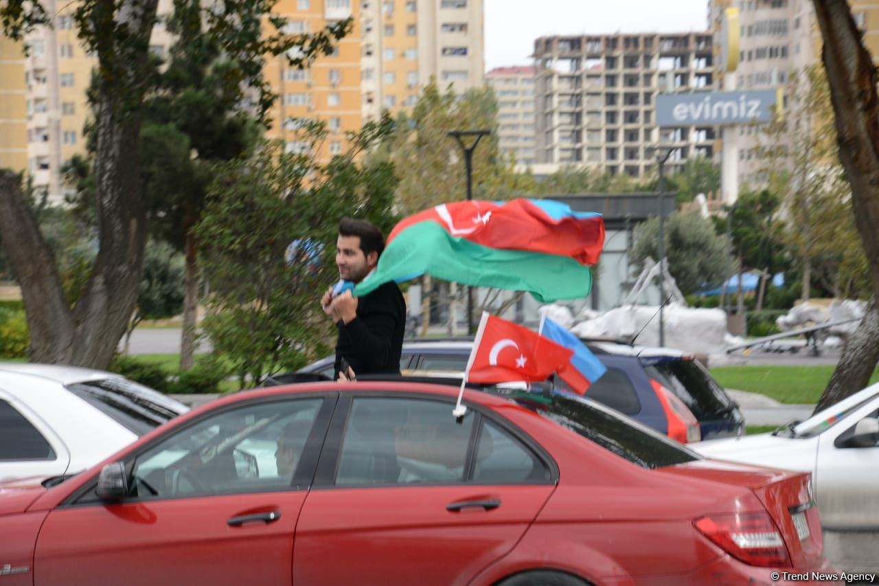 Переполненные счастьем люди празднуют освобождение города Шуша - радость победы в Баку (ФОТО/ВИДЕО)