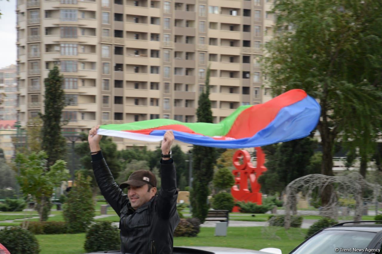 Bakıda Qələbə sevinci: Xalqımız Şuşanın azad olunmasını böyük coşqu ilə qeyd edir (FOTO/VİDEO)