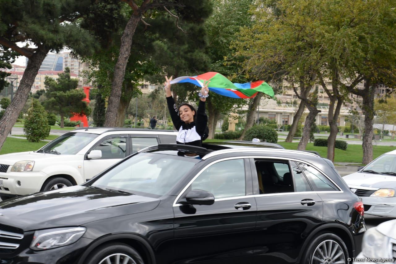 Bakıda Qələbə sevinci: Xalqımız Şuşanın azad olunmasını böyük coşqu ilə qeyd edir (FOTO/VİDEO)