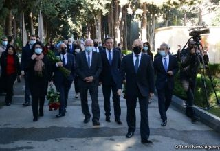 Представители минкультуры Азербайджана и деятели искусства посетили Аллею почетного захоронения (ФОТО)
