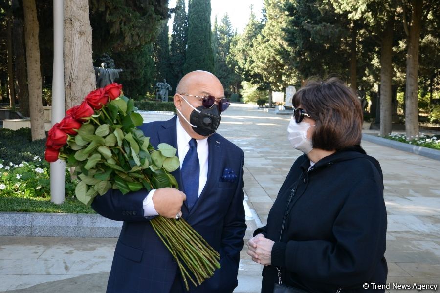 Представители минкультуры Азербайджана и деятели искусства посетили Аллею почетного захоронения (ФОТО)