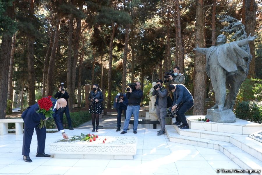 Представители минкультуры Азербайджана и деятели искусства посетили Аллею почетного захоронения (ФОТО)